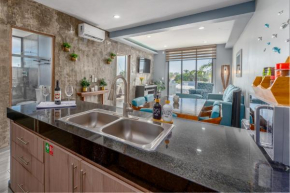 New & Modern, 5 Star Area, Walk 2 Beach, Pool, Views, King Bed